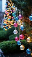färgrik ornament och lampor på vintergröna träd i utomhus- miljö foto