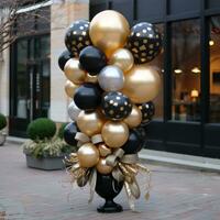 elegant svart och guld ballong arrangemang foto