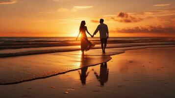 par gående hand i hand på en strand på solnedgång foto
