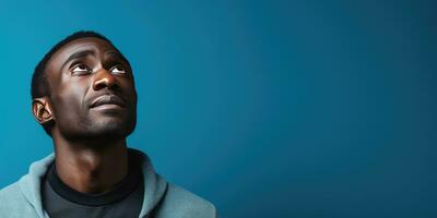 närbild porträtt av ett afrikansk man på en blå bakgrund. generativ ai foto