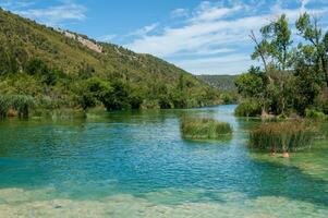 landskap i krka nationell parkera i kroatien, känd för dess skön vattenfall foto