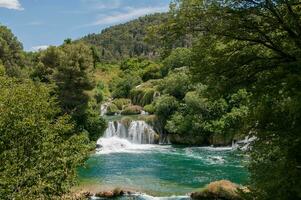 landskap i krka nationell parkera i kroatien, känd för dess skön vattenfall foto