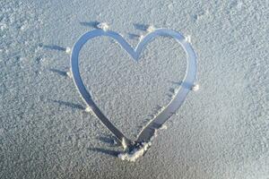 hjärta dragen i de frost på de huva av de bil foto