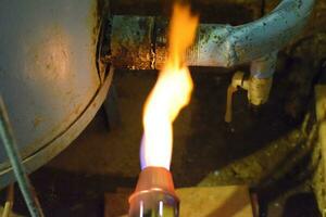 uppvärmning en stål rör med en blåslampa. de flamma av en blåslampa foto