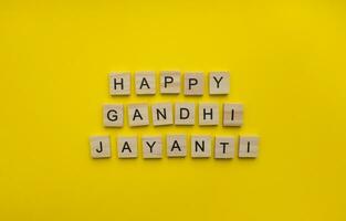 oktober 2, Lycklig gandhi jayanti, en minimalistisk baner med de inskrift i trä- brev foto