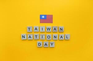 oktober 10, taiwan nationell dag, dubbel- tionde dag, taiwan flagga, minimalistisk baner med trä- brev på ett orange bakgrund foto