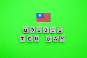 oktober 10, taiwan nationell dag, dubbel- tionde dag, taiwan flagga, minimalistisk baner med trä- brev på en grön bakgrund foto