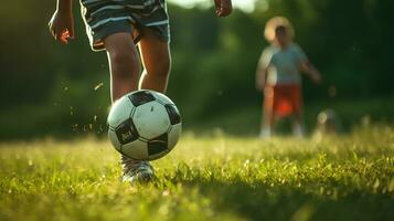 närbild ben barn manlig vänner spelar fotboll i de bakgård. foto