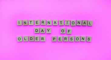 oktober 1, internationell dag av äldre personer, minimalistisk baner med de inskrift i trä- brev foto