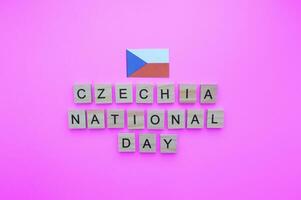 oktober 28, oberoende dag av de tjeck republik, tjeck flagga, minimalistisk baner med trä- brev på en rosa bakgrund foto