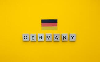 oktober 3, tysk enhet dag, de flagga av Tyskland, en minimalistisk baner med ett inskrift i trä- brev foto
