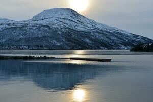 vinter- landskap bergen med snö foto