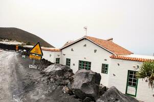 byggnad förstörd förbi de vulkanisk lava strömma från de cumbre vieja vulkan, på de ö av la palma foto