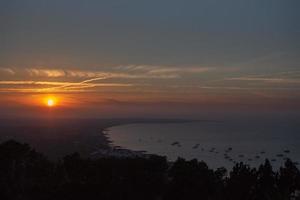 landskap av formentera på de baleariska öarna i Spanien vid solnedgången foto