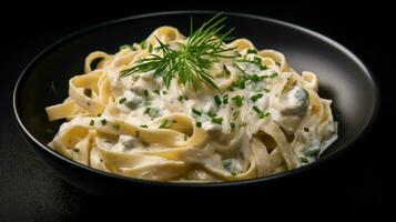 Alfredo pasta middag med krämig vit sås och örter isolerat på svart bakgrund. generativ ai foto