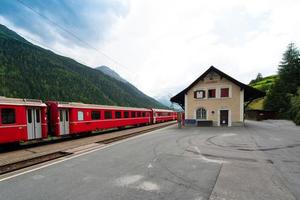 station i den schweiziska byn Guarda foto