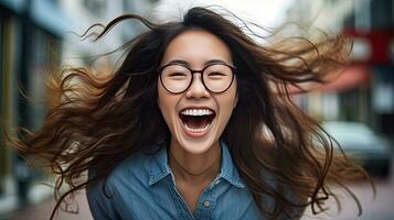 Lycklig nöjd asiatisk kvinna bär glasögon porträtt utanför. generativ ai foto