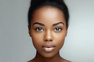 afrikansk amerikan kvinna med rena friska hud på beige bakgrund. leende drömmande skön afro flicka. generativ ai foto
