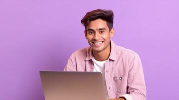 en Lycklig indisk kille med bärbar dator dator arbetssätt eller studerar uppkopplad på lila bakgrund. generativ ai foto