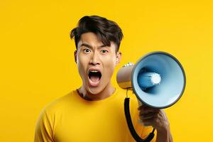 Wow ansikte av asiatisk ung man bär blå skjorta håll skrika i megafon tillkännager rabatter försäljning skynda upp isolerat på enkel gul bakgrund. generativ ai foto