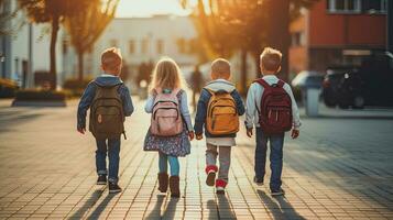 grupp av rolig ung barn gående tillsammans i vänskap, på deras först dag av skola, tillbaka till skola begrepp. generativ ai foto