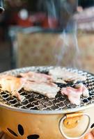 fläsk på kolgrill - yakiniku - koreansk stil foto