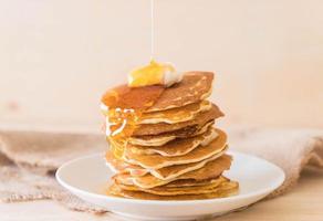 ost på pannkakastapel med honung foto