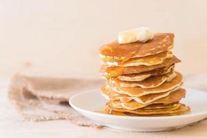 ost på pannkakastapel med honung foto