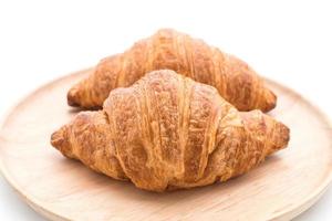 smörcroissant på vit bakgrund foto