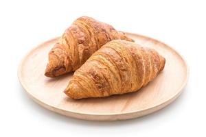 smörcroissant på vit bakgrund foto