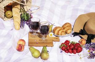 romantisk picknickplats på sommardag foto