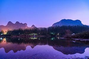 vacker utsikt över landskapet med reflektion över sjön vid khao e bud foto