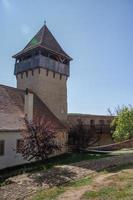 befäst kyrka, alma vii mosna, sibiu, 2020, torn och innergård foto