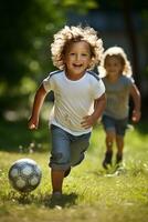 barn har roligt spelar fotboll på de gräs foto