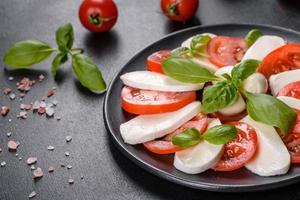 italiensk caprese sallad med skivade tomater, mozzarellaost foto