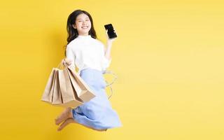 ung flicka håller shopping väska foto