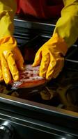 topp ner se kvinnors handskar hand scrubs spis, upptäckt glädje i posta matlagning rengöring vertikal mobil tapet ai genererad foto
