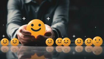 affärsman innehav gul smiley ansikte uttryckssymbol. positiv respons och kund tillfredsställelse begrepp. ai genererad. foto