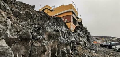 byggnad förstörd förbi de vulkanisk lava strömma från de cumbre vieja vulkan, på de ö av la palma foto