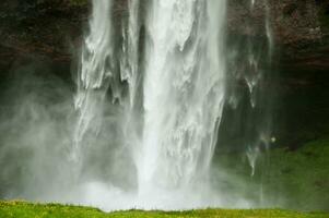 de imponerande vattenfall av seljalandsfoss, island foto