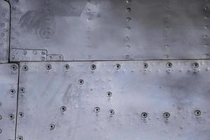 flygplan hud på nära håll. nitar på grå metall. foto
