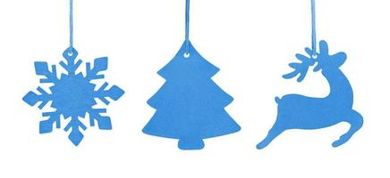 uppsättning av blå trä julgran snöflinga och rådjur isolerad på vitt foto
