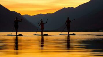 människor paddling en kanot på en lugna sjö på solnedgång. generativ ai foto