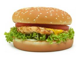burger med kyckling och sallad på vit bakgrund foto