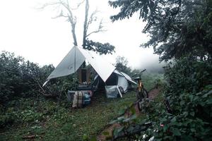 camping i en dimmig regnig dag i skogen foto