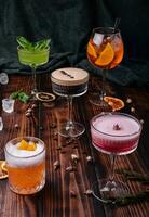 annorlunda färgrik exotisk alkoholhaltig cocktails på trä foto