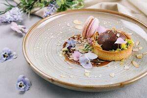 choklad tårtor med rosa franska macarons foto