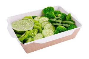 grön uppsättning av grönsaker och frukt i en kartong låda foto