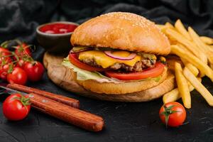 hamburgare, hamburgare med franska frites skärande styrelse foto