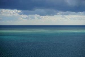 marinmålning med en vacker himmel och havet foto